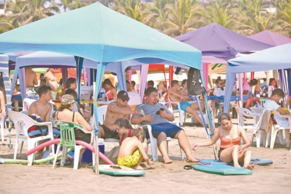 Playa Revolcadero se vuelve un mar de contrastes