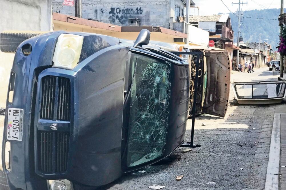 Seguidores de David Eduardo Otlica Avilés, edil asesinado, destruyeron vehículos, lanzaron bombas molotov y arremetieron contra comuneros. Foto: CHARBELL LUCIO. EL UNIVERSAL