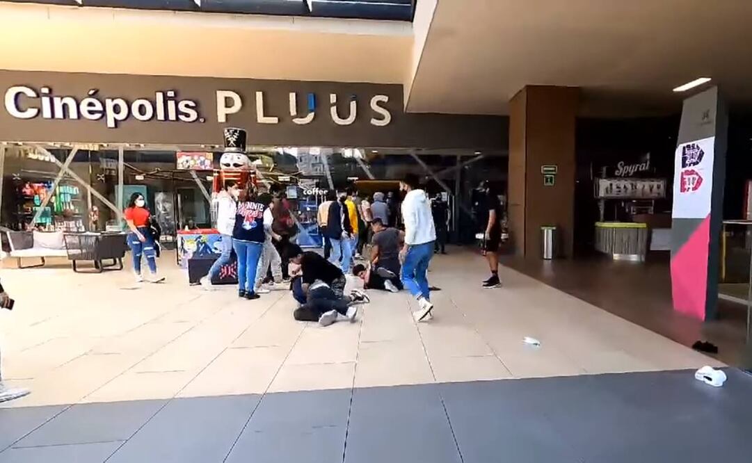 Las plataformas de las cadenas de cine no sorportaron la demanda de boletos para el estreno de Spider Man, por lo que la gente se aglomeró en los complejos en busca de entradas. Foto: Facebook