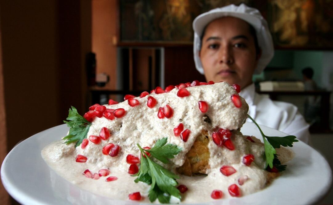 Una leyenda asegura que las monjas agustinas del convento de Santa Mónica, en Puebla, inventaron el guiso para celebrar el triunfo del Ejército Trigarante.