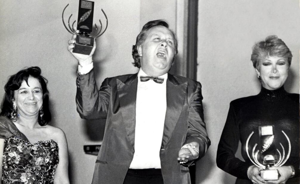 Paco Stanley recibió varios premios por su trayectoria televisiva y radiofónica; aquí se ve en una ceremonia junto a la periodista Lolita Ayala, en 1992. Foto: Marcial González/Archivo EL UNIVERSAL.