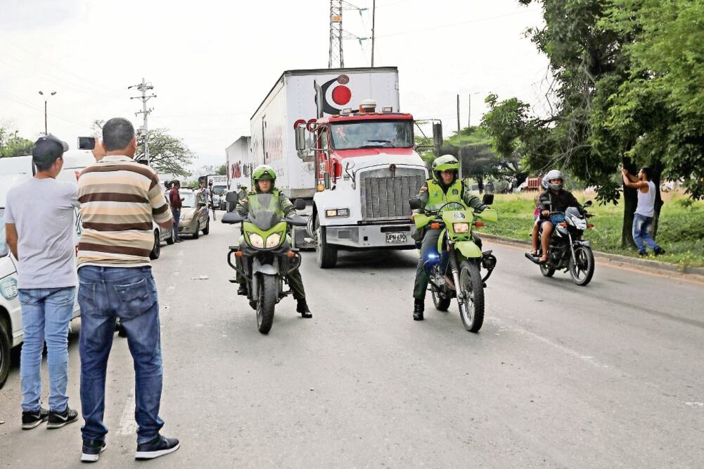 Policías colombianos escoltan a una caravana de camiones con ayuda humanitaria para Venezuela, cerca del puente fronterizo Tienditas. Foto: LUISA GONZÁLEZ