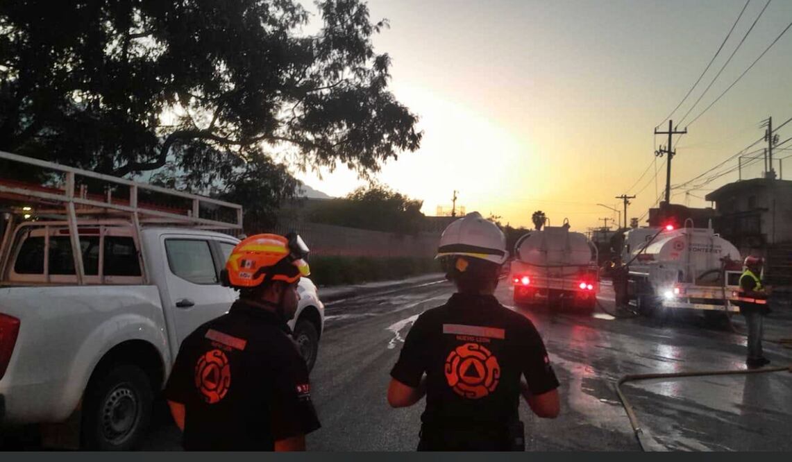 Un incendio en un taller que almacenaba diésel dejó 24 vehículos consumidos, ocho casas dañadas y más de 200 evacuados, en el municipio de Santa Catarina, en Nuevo León. Foto: @proteccioncivil