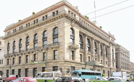 En Banxico ganan más que AMLO