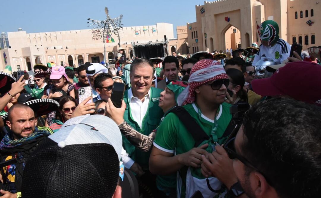 El canciller de México viajó a Qatar, a la inauguración del mundial de futbol. Foto: Twitter @m_ebrard