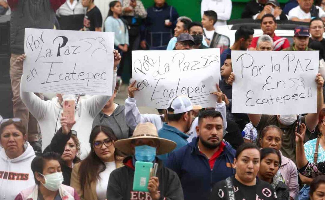 Residentes de Ecatepec, empleados del ayuntamiento, integrantes de organizaciones sociales y transportistas marcharon por calles hacer un llamado a la paz y no violencia en el municipio. Foto: Especial
