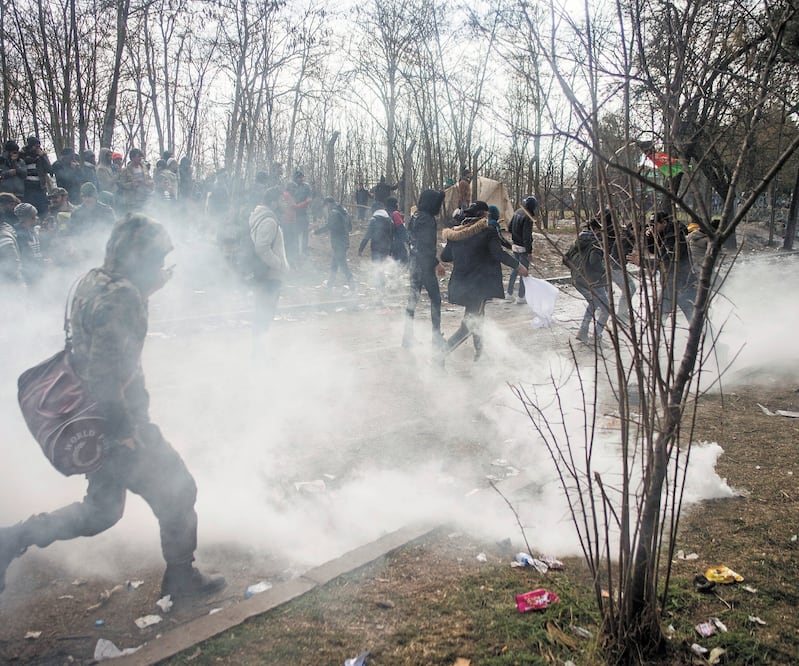Decenas de migrantes que desean entrar a Grecia, del lado de Turquía, fueron repelidos por camiones cisterna de la policía griega en la zona fronteriza, provincia de Edirne. Miles de personas han llegado a la zona, pero denuncian agresiones de las autorid