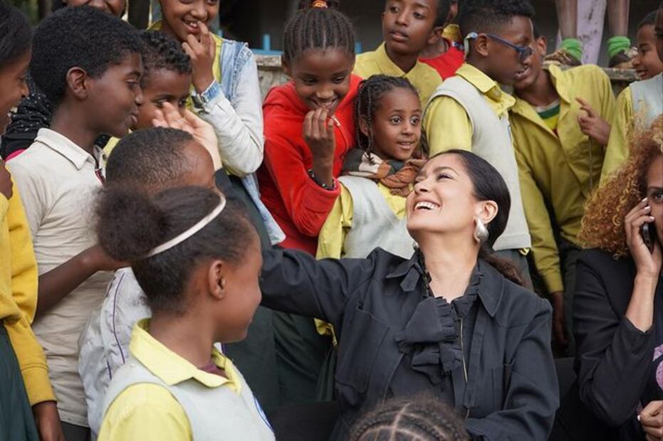 La misión humanitaria de Salma Hayek. Fuente: Instagram @salmahayek