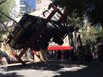Grúa tira una barda y daña 3 autos en la colonia Juárez