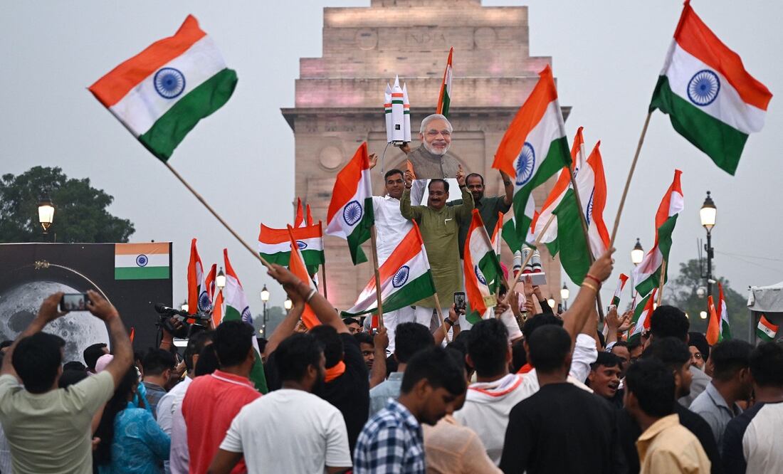 Ciudadanos ondean banderas de India para celebrar el alunizaje exitoso de la nave espacial Chandrayaan-3. ARUN SANKAR. AFP
