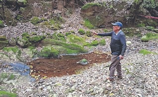 Derrame de combustible contamina manantial