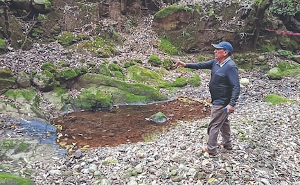 Derrame de combustible contamina manantial en Chichicaspa, Huixquilucan