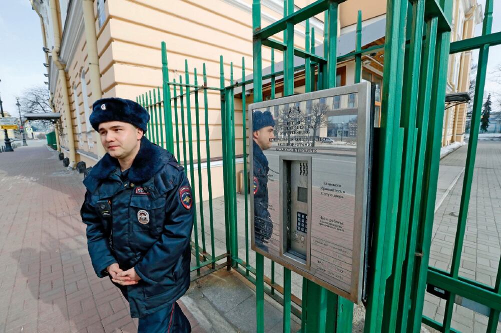 Un policía ruso custodia el Consulado Británico en San Petersburgo, tras el anuncio de que 23 diplomáticos londinenses fueron declarados no gratos (ANATOLY MALTSEV. EFE)