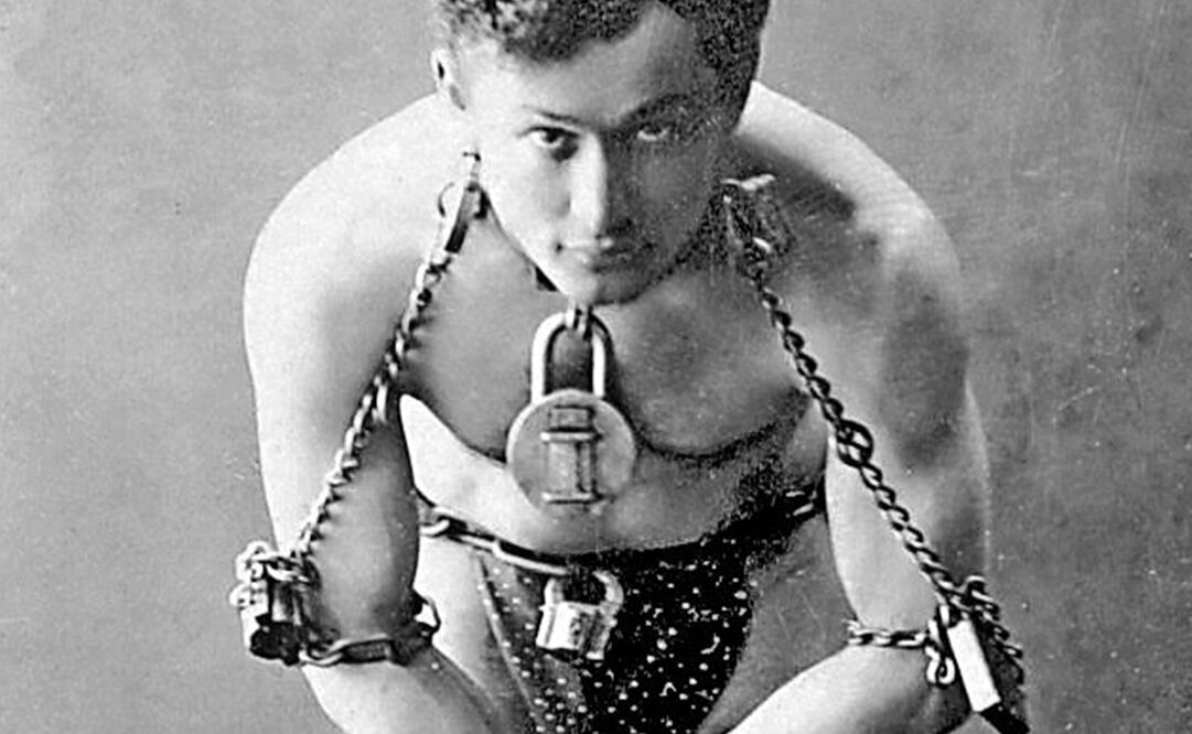 El escapista autrohúngaro nacionalizado estadounidense Harry Houdini se muestra encadenado en una foto de 1899. Foto: de McManus-Young Collection-Library of Congress.