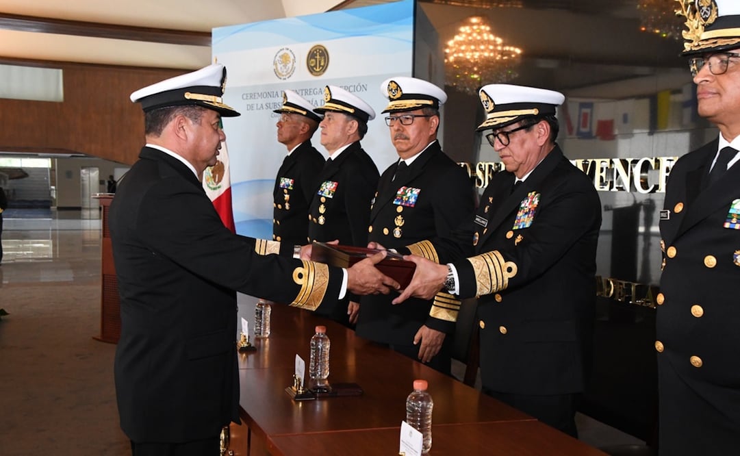 El almirante José Luis Arellano Ruiz, que estuvo tres años en el cargo, fue relevado por su homólogo Julio César Pescina Ávila. Foto: Especial