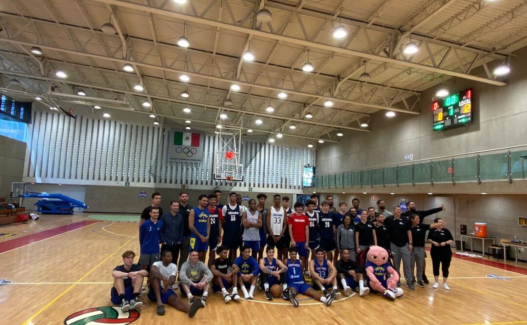 Los integrantes de la NBA Academy con los jugadores de Capitanes / Foto: Nicolás Schiller Solti/EL UNIVERSAL