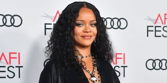 Rihanna despide el verano con atrevida lencería negra y diminuta cintura en corsé