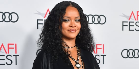 Rihanna despide el verano con atrevida lencería negra y diminuta cintura en corsé