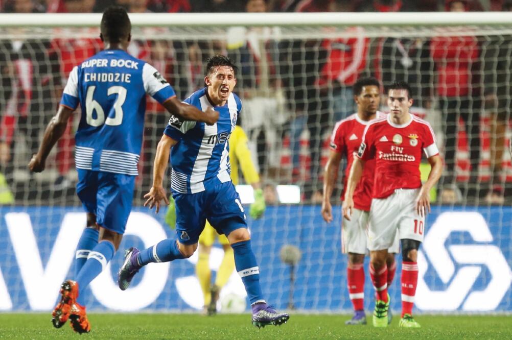 El mexicano Héctor Herrera celebró el empate momentáneo del Porto frente al Benfica, en duelo clave para el conjunto portugués (ARMANDO FRANCA.AP)