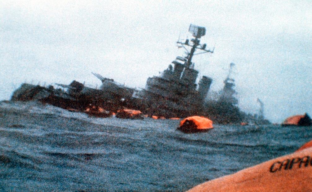 Fotografía del primero de mayo de 1982, donde el buque argentino "General Belgrano" se hundió después de recibir un torpedo de la armada británica durante la batalla por controlar las Islas Malvinas. El enfrentamiento comenzó en abril de ese año. Foto: AP.
