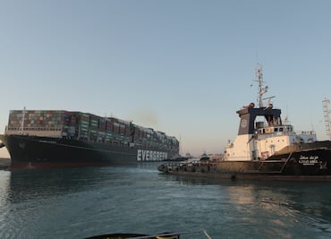 Canal de Suez recupera ritmo de navegación al pasar todos los buques anclados