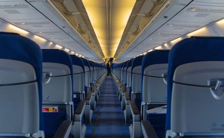 ¿Los espacios entre asientos son un riesgo ante una emergencia aérea?