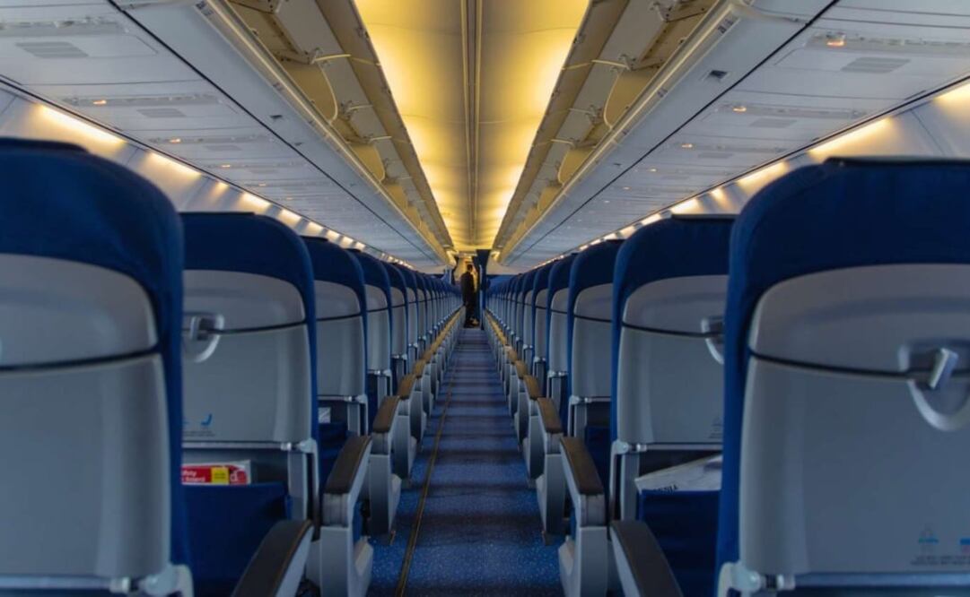 La FAA decidió no establecer un estándar, pues no encuentra evidencia de que el espacio entre asientos pueda dificultar una evacuación. (Foto: iStock)