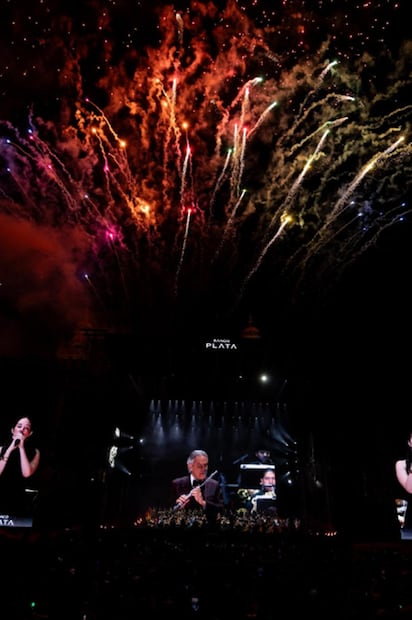 Andrea Bocelli fusionó lo popular con lo clásico en el Zócalo de la CDMX. Foto: Hugo Salvador/EL UNIVERSAL.