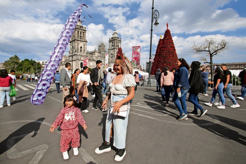 Los capitalinos acudieron al Zócalo y a la pista de hielo en Venustiano Carranza para disfrutar de las actividades que ofrecen el Gobierno de la Ciudad y las alcaldías. Foto: Carños Mejía y Fernanda Rojas / EL UNIVERSAL