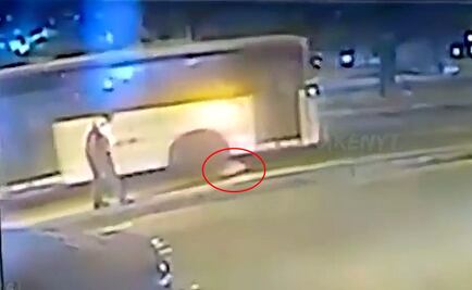 Video. Joven en Brasil empuja a ex novia embarazada para que autobús la arrolle