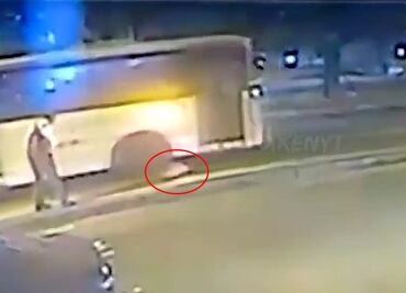 Video. Joven en Brasil empuja a ex novia embarazada para que autobús la arrolle