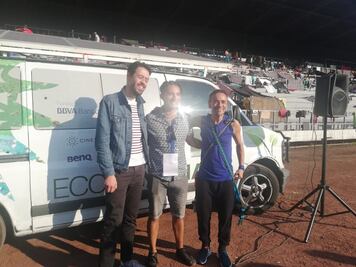 Café Tacvba visita a migrantes de caravana que se encuentran en Magdalena Mixhuca