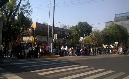 Fieles esperan al Papa en la Nunciatura