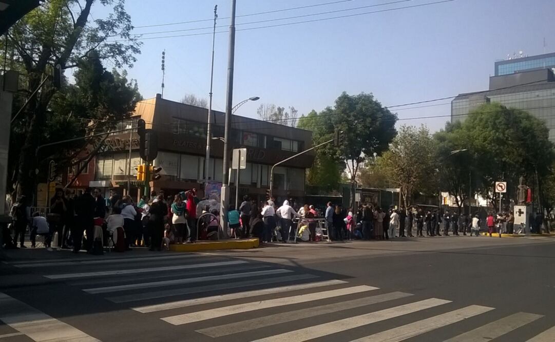 Fieles esperan al Papa en la Nunciatura