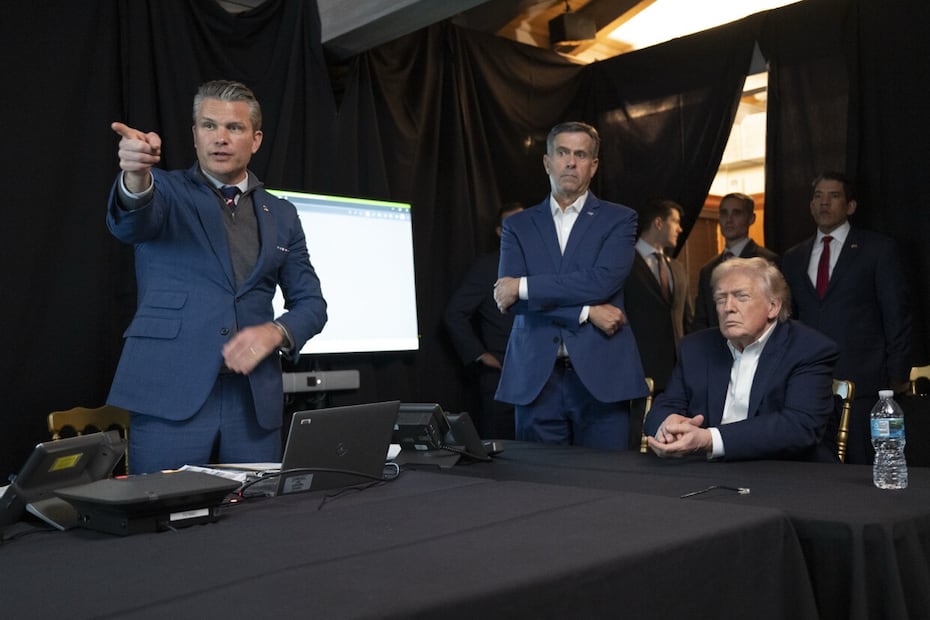 El presidente Donald Trump publicó una foto de él junto al secretario de Defensa Pete Hegseth (i), siguiendo la operación "Resolución Absoluta", el operativo de Trump para derrocar a Maduro, en su red Truth Social. Foto: EFE