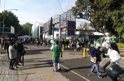 Sin respetar horario de citas, comienza vacunación a adultos mayores en Campo Marte