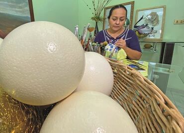 Homenaje a médicos en huevos de avestruz