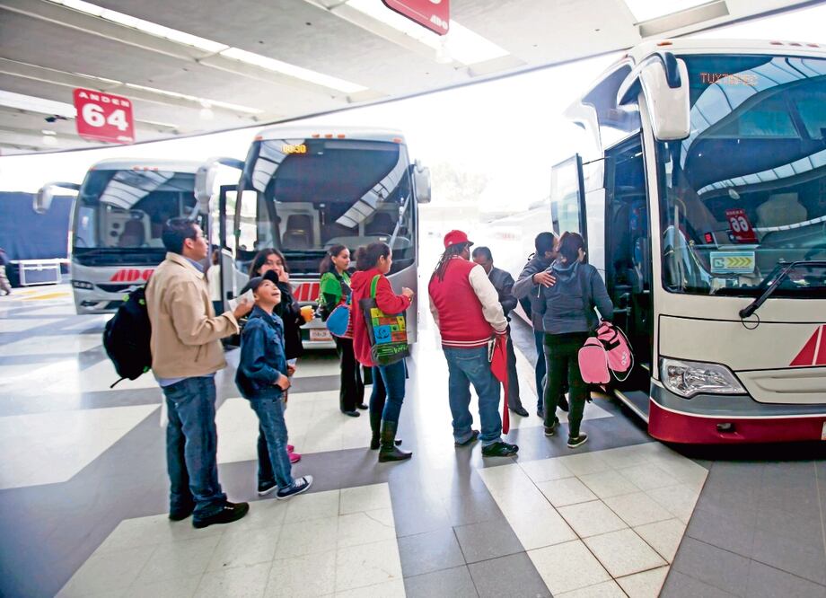 Ocho de cada 10 turistas usan autobuses o un medio similar para trasladarse a diferentes partes del país, indica la Secretaría de Turismo. Foto: Archivo / EL UNIVERSAL