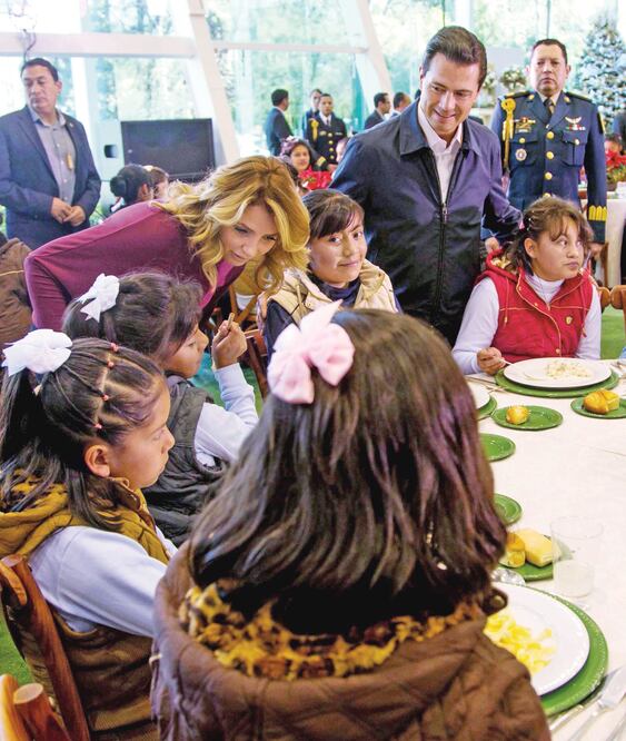 El presidente Enrique Peña Nieto y su esposa, Angélica Rivera, convivieron, con motivo de las fiestas decembrinas, con más de un centenar de niñas, niños y adolescentes de las casas-hogar del Sistema Nacional DIF (RESIDENCIA)