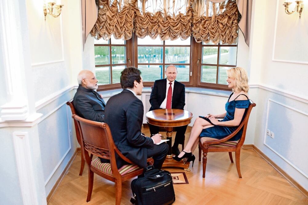 El presidente ruso, Vladimir Putin (centro), y el primer ministro de India, Narendra Modi, durante la entrevista de ayer con Megyn Kelly, de NBC. (AP)