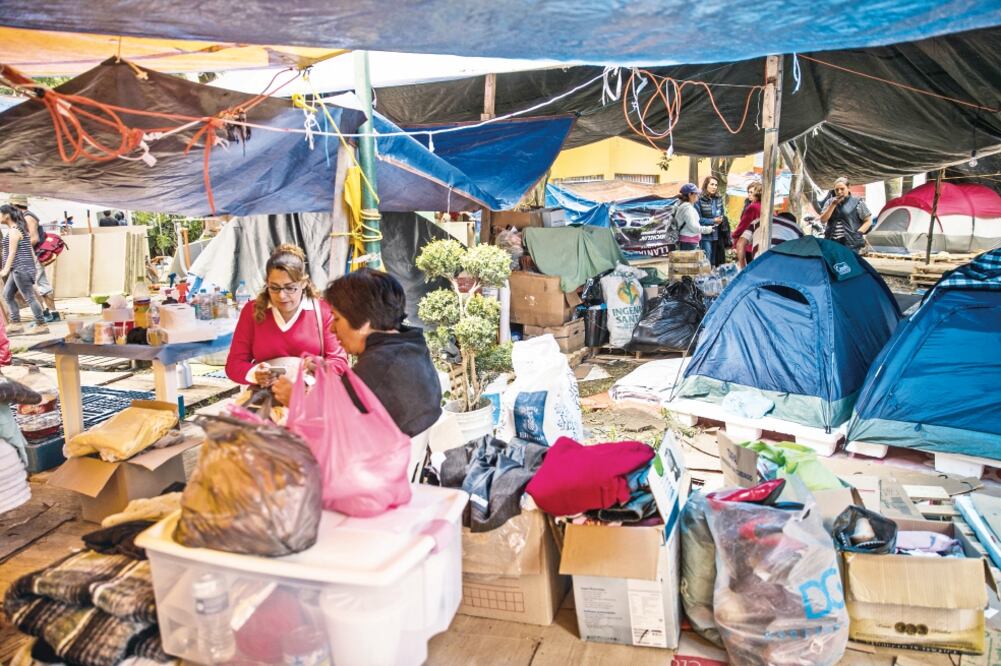 Cientos de familias del Conjunto Urbano Tlalpan viven en casas de acampar después del sismo del 19 de septiembre, aunque la ayuda de los vecinos no les ha faltado, de acuerdo con declaraciones de los habitantes. (Fotos: IVÁN STEPHENS)