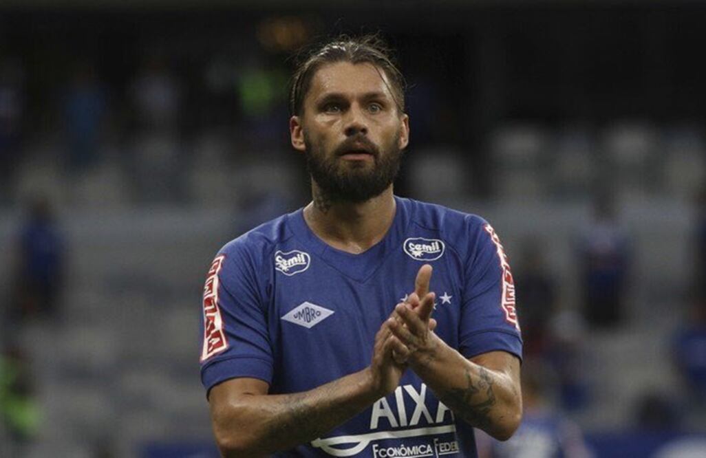 Twitter. Cruzeiro presenta un adeudo de dos millones de dólares en la compra de Rafael Sóbis
