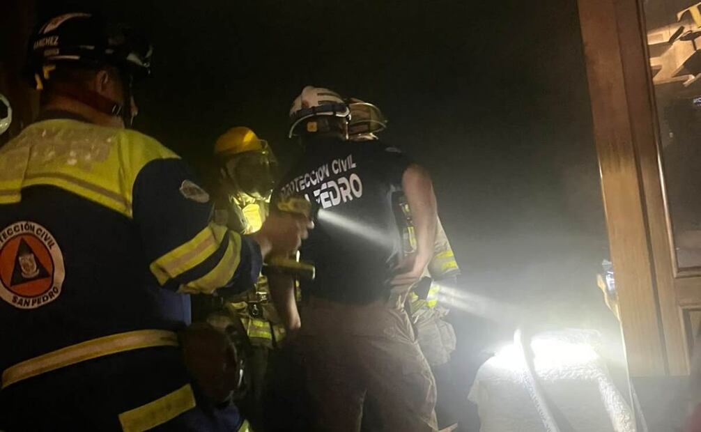 Incendio en restaurante moviliza a cuerpos de auxilio en San Pedro, Nuevo León; evacúan a 350 personas.
Foto: Especial.