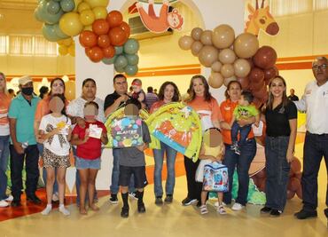 Entregan juguetes a hijos de trabajadores de la Universidad Autónoma de Tamaulipas; festejaron el Día del Niño