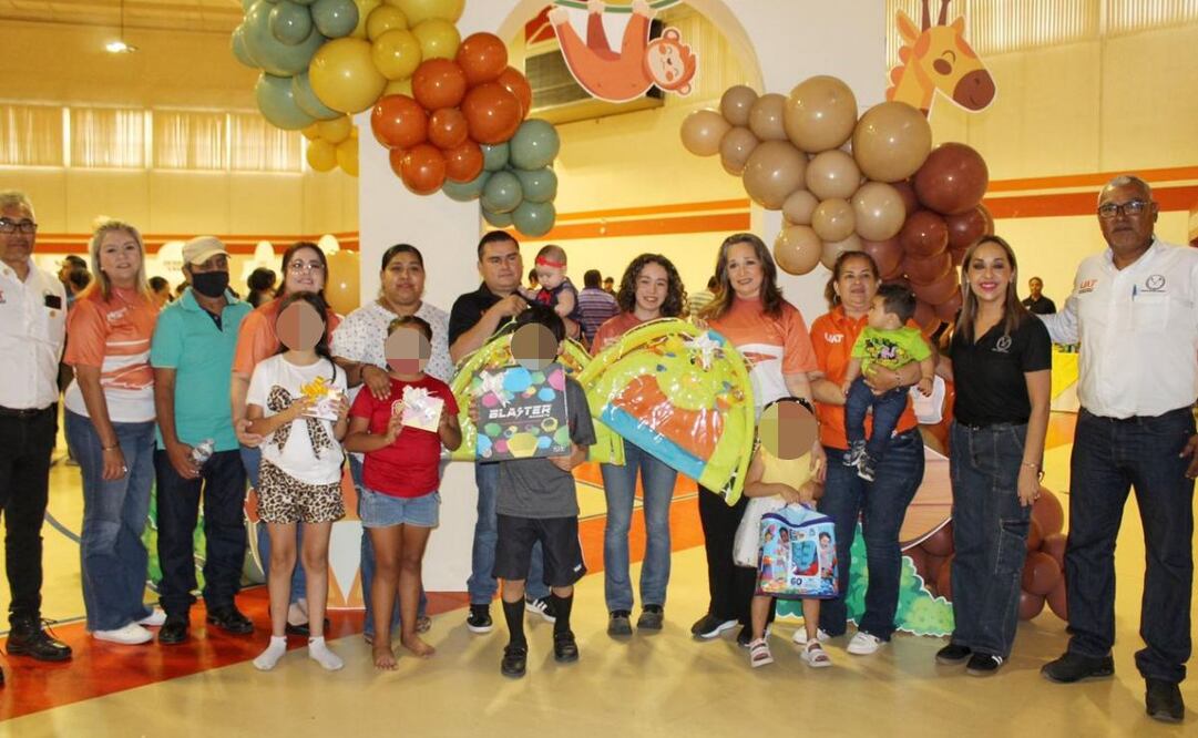 Entregan juguetes a hijos de trabajadores de la Universidad Autónoma de Tamaulipas. Foto: Especial