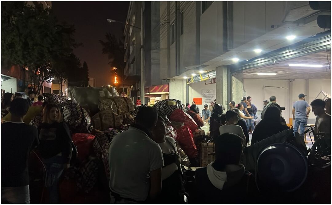 Tras más de 8 horas, comerciantes y locatarios de la Plaza Izazaga 89 siguen sacando mercancía (30/11/2024). Foto: Especial