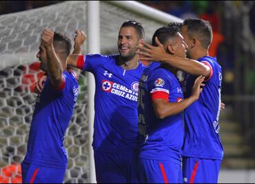 Cruz Azul vence a Morelia y asegura el liderato
