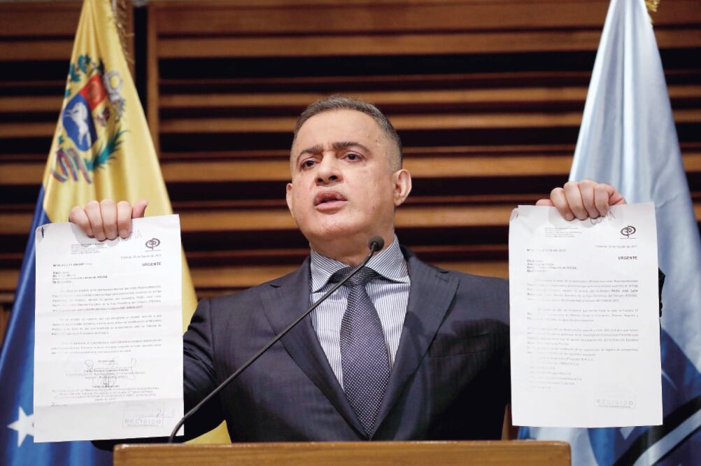 El fiscal Tarek William Saab mostró ayer, en conferencia en Caracas, documento s sobre el presunto desfalco millonario en contratos petroleros con el Estado (ANDRÉS MARTÍNEZ CASARES. REUTERS)