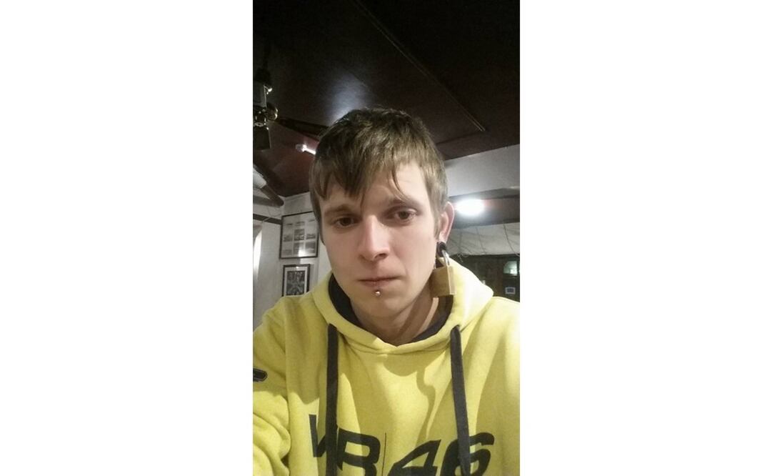 Le ponen candado en la oreja a joven