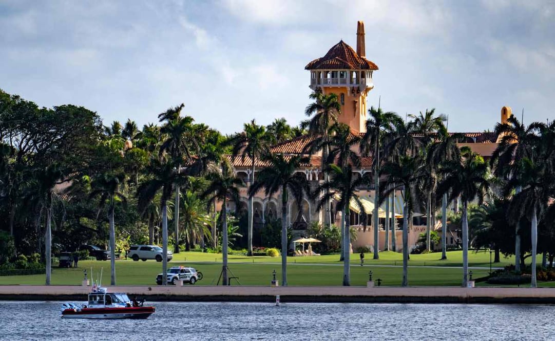 Vista del Club Mar-a-Lago en Palm Beach, Florida, el 8 de noviembre de 2024, desde el otro lado del agua en West Palm Beach, Florida. El Servicio Secreto de EE. UU. declaró el 22 de febrero de 2026 que sus agentes dispararon y mataron a un hombre armado que entró ilegalmente en las instalaciones de la propiedad Mar-a-Lago del presidente Donald Trump en Florida. Trump no se encontraba allí en el momento del incidente. Foto: AFP
